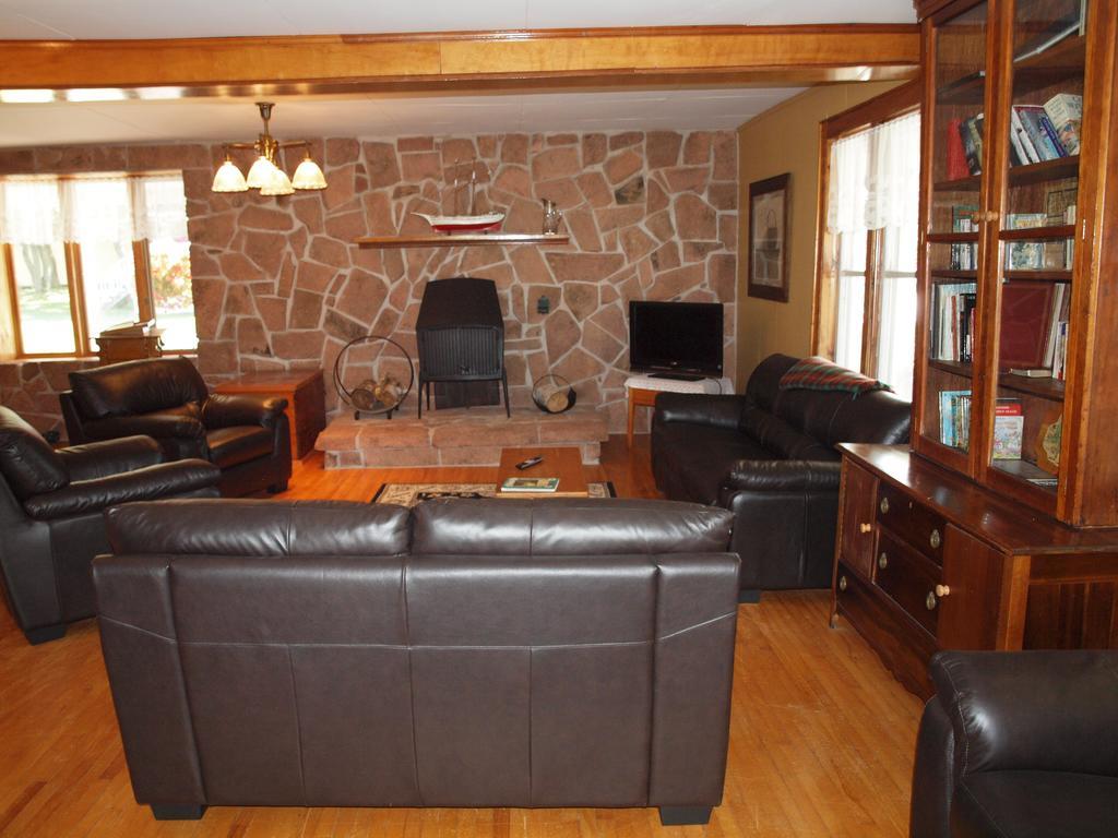Shining Waters Country Inn Cavendish Room photo